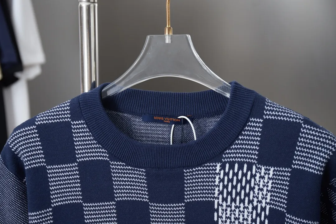 🅿️220 LV Louis 25ss spring and summer new style 3️⃣color jacquard knitted short-sleeved light luxury essential item for daily commuting for men and women Correct version Welcome to compare Detailed features · High-viscosity cotton material, high count cotton is added, dry and avoid stuffiness · Use exquisite intarsia patchwork technology to interpret Damier and Monogram patterns in soft indigo tones, with all-over intarsia patterns · Threaded neckline · Original main mark, washed tag, brand moisture-proof paper packaging Color: Blue Size: S/M/L/XL